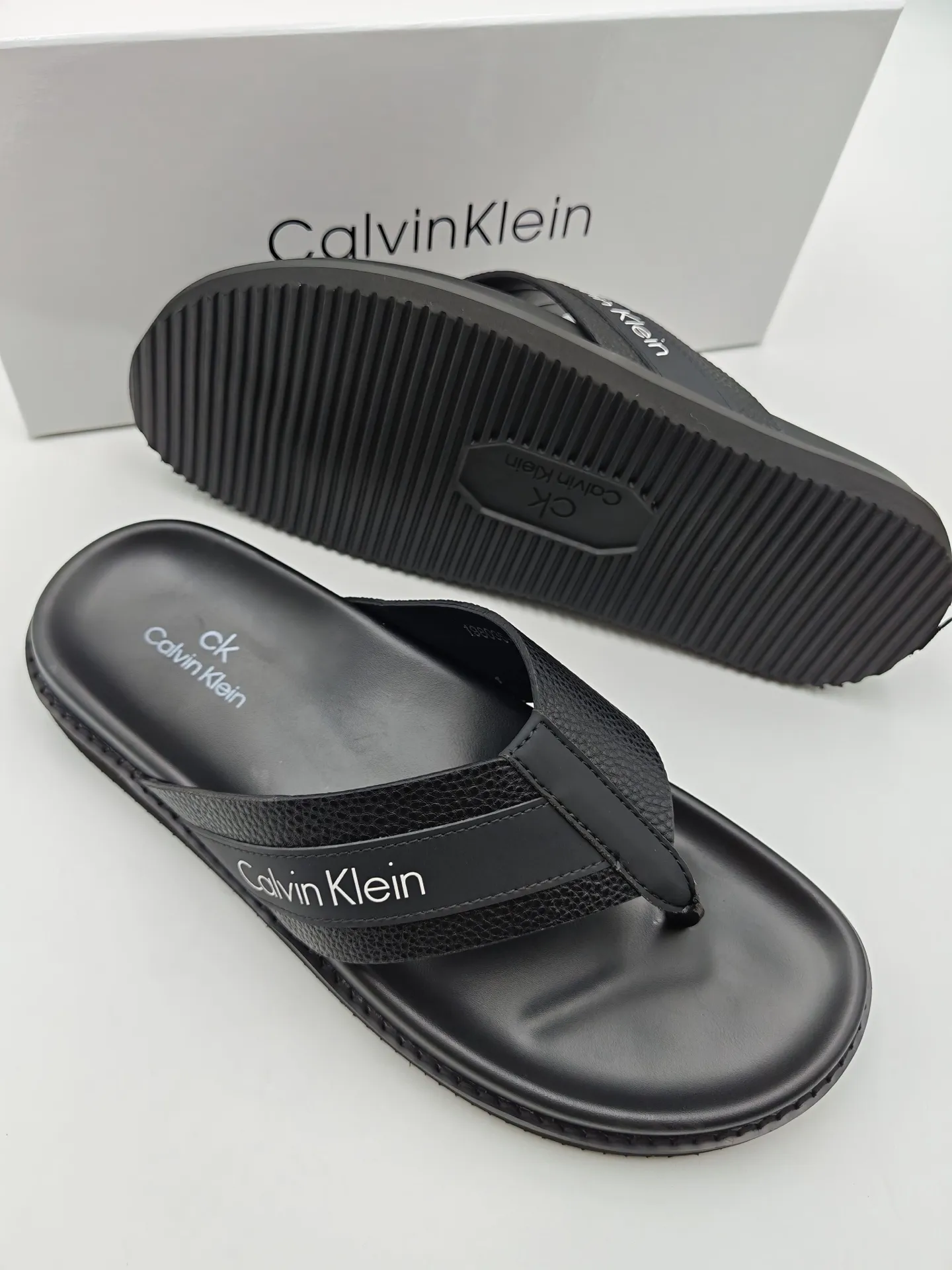 Men's shoes 💰300 Calvin Klein CK men's slippers, the upper of this slipper is made of imported cowhide, and the sole is also imported new EVA material. The foamed ultra-light outsole is more non-slip, three-dimensional and skin-friendly. Available from stock, long-term availability, Size: 38-46 yards.
